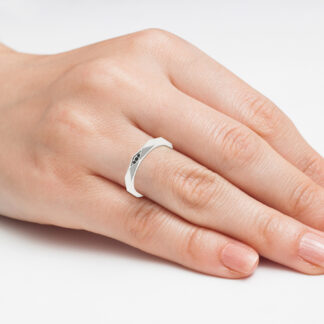 Elegant 14K Gold Ring Featuring Black Diamond Accents